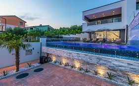 Luxury Villa Lorena With Heated Pool, Jacuzzi,Sauna And Seaview